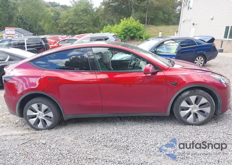 2024 Tesla Model Y Long Range Dual Motor All-Wheel Drive z USA, uszkodzony, nr VIN 7SAYGDEE2RA241406